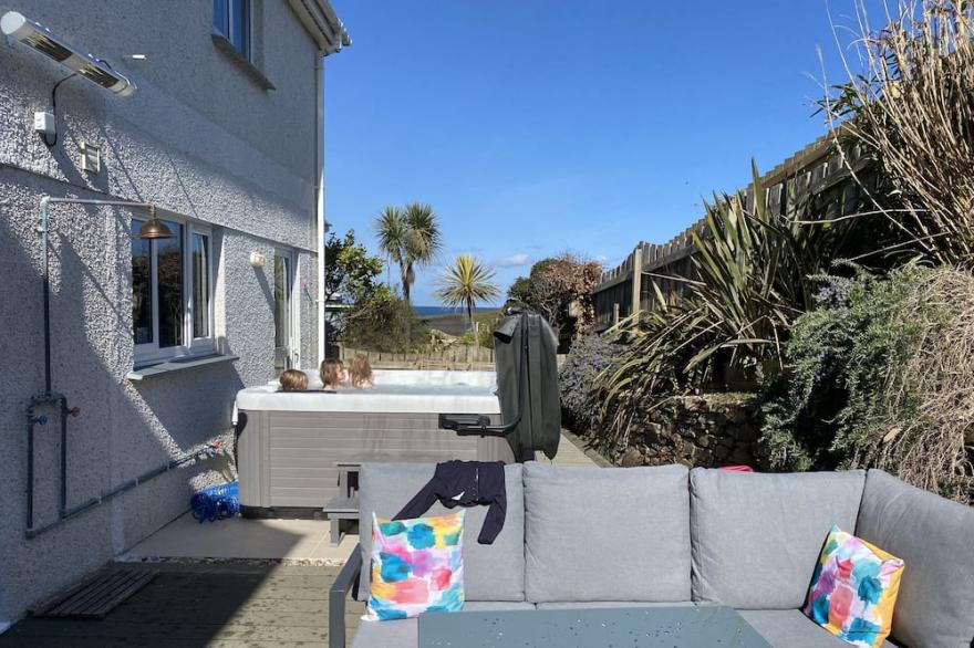 Luxury Cottage With Hot Tub -3 Min Walk To The Beach