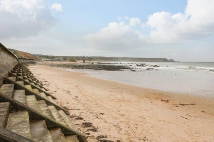 DOOKERS' HOOSE, family friendly, character holiday cottage in Cullen