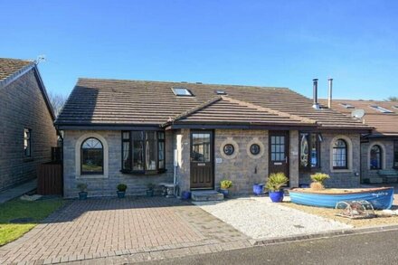 THE BOLTHOLE (SEAHOUSES), pet friendly, with a garden in Seahouses