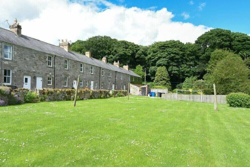 FARNE VIEW COTTAGE, pet friendly, with open fire in Seahouses