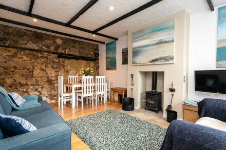 SEASCAPE COTTAGE, pet friendly, country holiday cottage in Seahouses