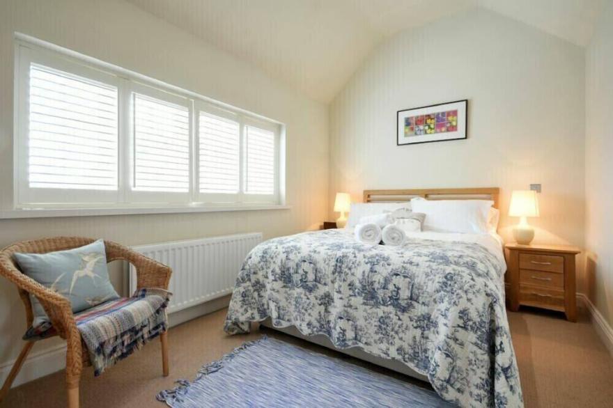 MARTINS COTTAGE, romantic, country holiday cottage in Alnmouth