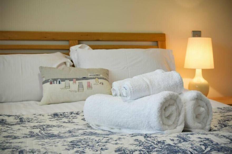 MARTINS COTTAGE, romantic, country holiday cottage in Alnmouth