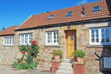 MARTINS COTTAGE, romantic, country holiday cottage in Alnmouth