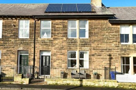 DINGUARDI, pet friendly, character holiday cottage in Seahouses