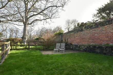 CORAL COTTAGE, pet friendly, country holiday cottage in Bamburgh