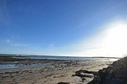 PEBBLE COTTAGE, pet friendly, country holiday cottage in Boulmer