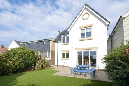 FARNE COTTAGE, pet friendly, country holiday cottage in Beadnell