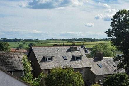 GRANGE COTTAGE, pet friendly, country holiday cottage in Alnmouth