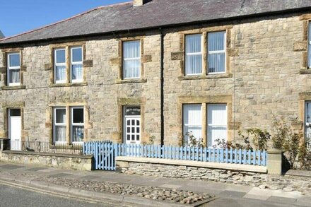 HILLCREST, pet friendly, with open fire in Seahouses