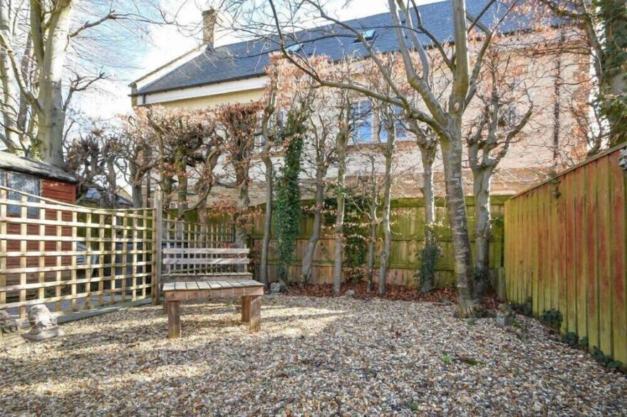 CASTLE VIEW (WARKWORTH), pet friendly, with a garden in Warkworth