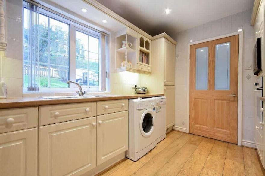 CASTLE VIEW (WARKWORTH), pet friendly, with a garden in Warkworth