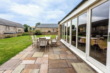 CHEVIOT BARN, pet friendly, country holiday cottage in Chatton