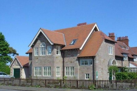 HODGKIN HALL, family friendly, character holiday cottage in Lowick