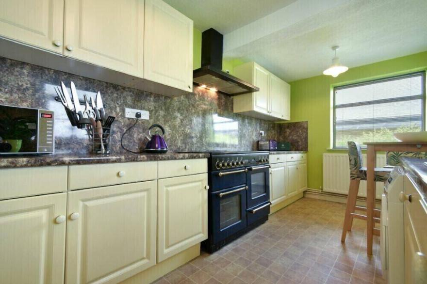 NETTIE'S VIEW, pet friendly, country holiday cottage in Amble