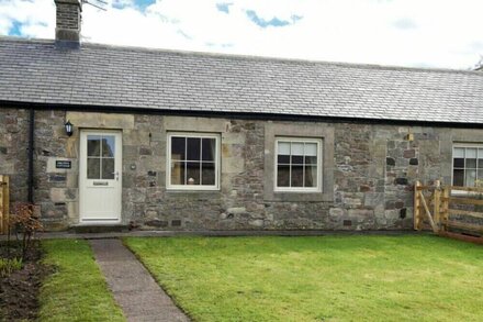 DRYDEN COTTAGE, family friendly, with a garden in Bamburgh