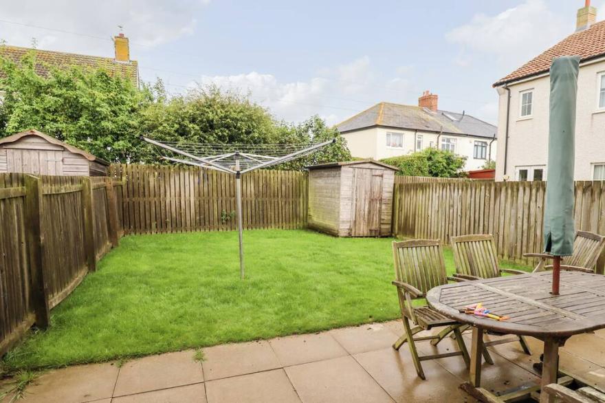 HIGH SEA VIEW, family friendly, country holiday cottage in Beadnell