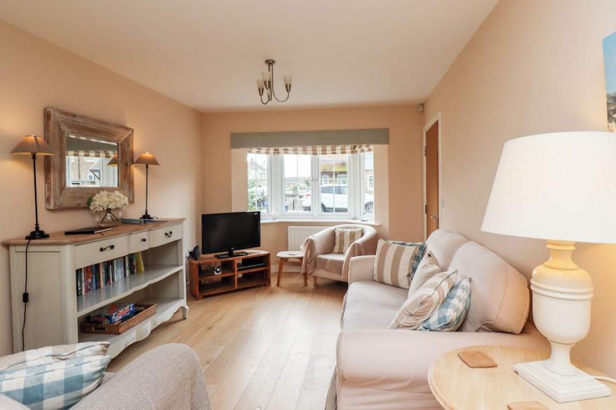 HIGH SEA VIEW, family friendly, country holiday cottage in Beadnell