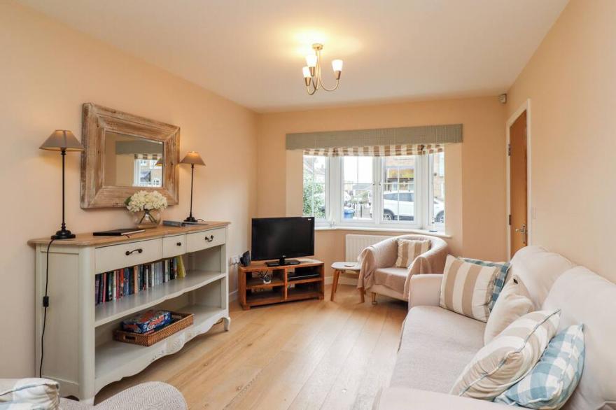 HIGH SEA VIEW, family friendly, country holiday cottage in Beadnell
