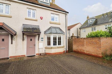 HIGH SEA VIEW, family friendly, country holiday cottage in Beadnell