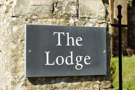 THE LODGE (ELSDON), pet friendly, country holiday cottage in Elsdon