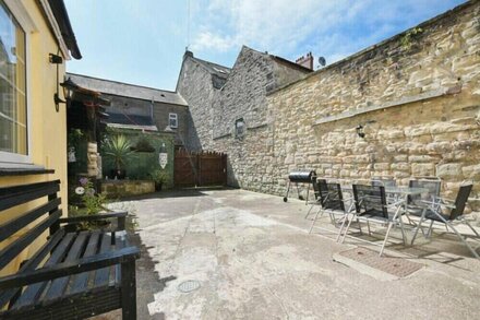 THE OLD SMITHY, pet friendly, country holiday cottage in Amble