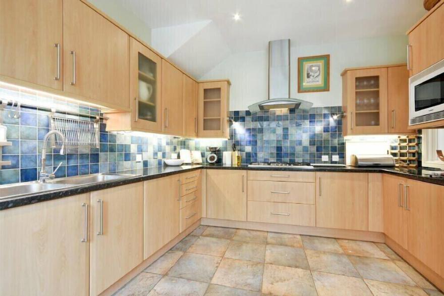 THE BURGAGE HOUSE, pet friendly, with a garden in Warkworth