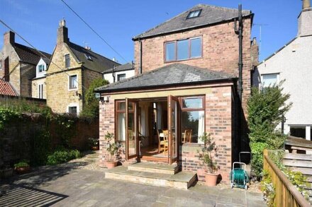 THE BURGAGE HOUSE, pet friendly, with a garden in Warkworth