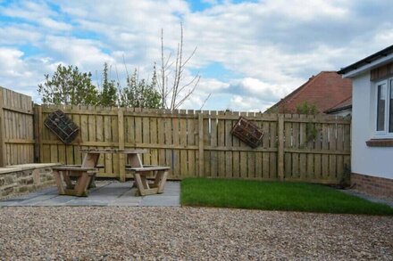 ANCHOR LODGE, pet friendly, with a garden in Seahouses