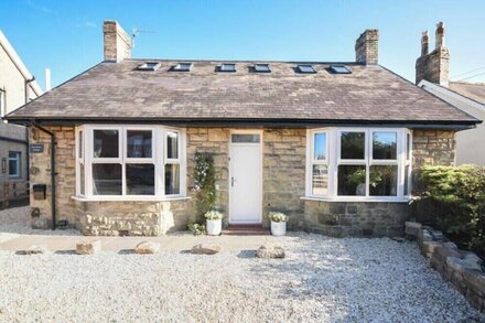 MARMALADE COTTAGE, pet friendly, with open fire in Seahouses