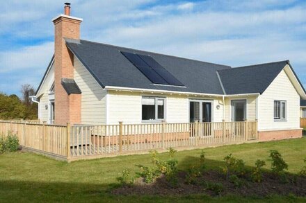 BOWLINE COTTAGE, pet friendly, country holiday cottage in Beadnell