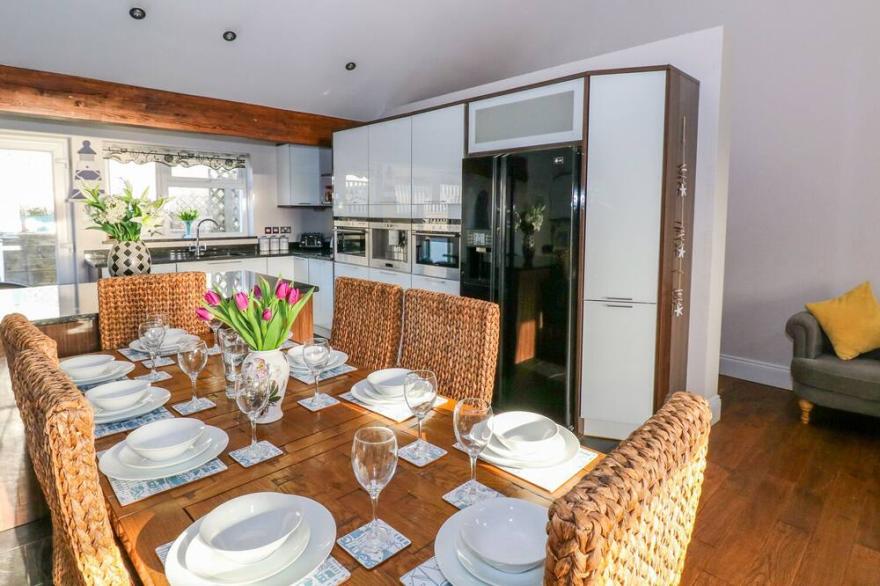 SWN Y MOR, pet friendly, luxury holiday cottage in Amroth
