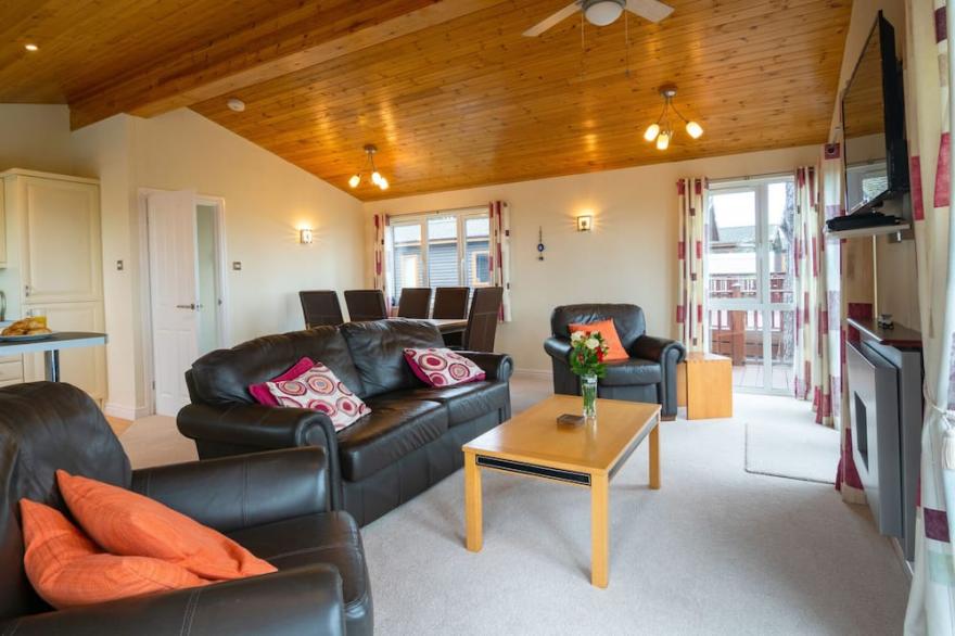 Whitsand Bay Lodge, 3 bed, sleeps 6, outdoor space.