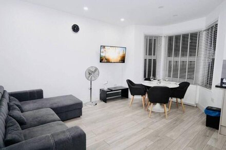 Flat#4 Ilford Station · Stunning Apt - Free Parking - Private Garden