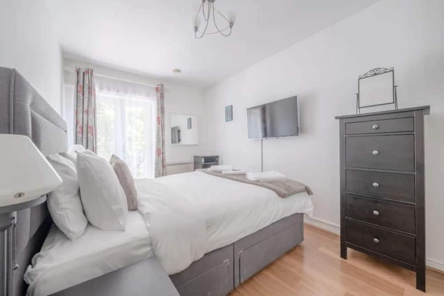 Bright 1 Bedroom Flat in Kensington Olympia