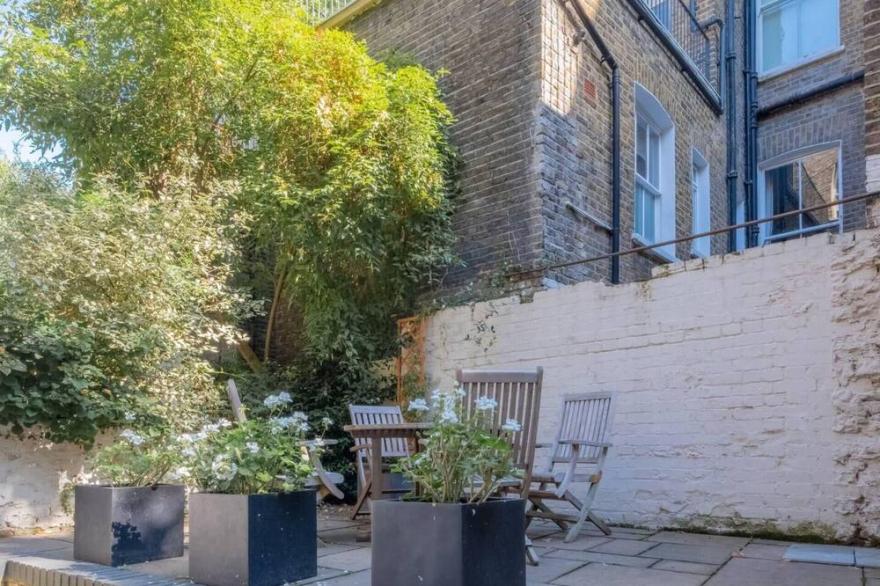 Stylish 2 Bedroom Apartment in Chelsea with Garden