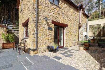 BLUE BELL COTTAGE, with a garden in Polgooth