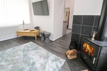 2 MOUNTAIN VIEW, pet friendly, character holiday cottage in Llangefni