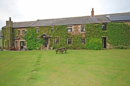 CROFT COTTAGE (YEAVERING), pet friendly, with open fire in Wooler