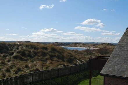 ASHORE, pet friendly, country holiday cottage in Beadnell