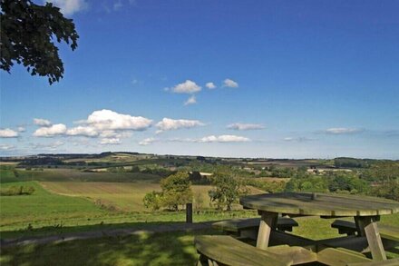 THE HUFFY HOUSE, pet friendly, character holiday cottage in Alnmouth