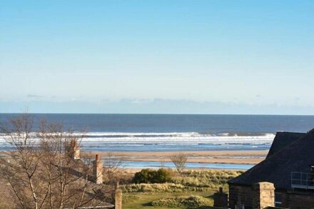 ALNHOLME, pet friendly, country holiday cottage in Alnmouth