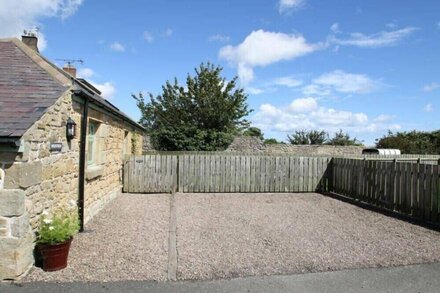 NIGHTFOLD COTTAGE, romantic, country holiday cottage in Alnwick