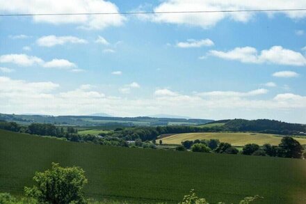 BUDLE SANDS, pet friendly, country holiday cottage in Bamburgh