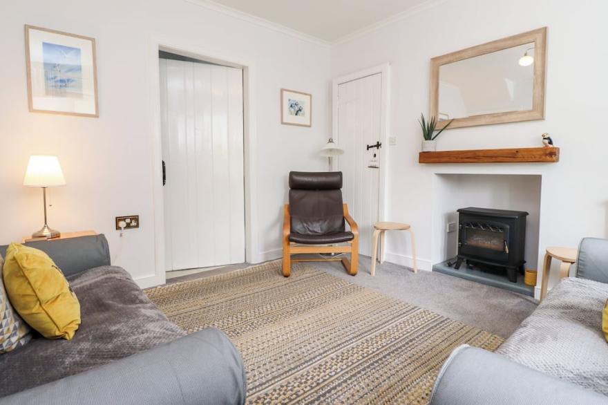 WHINSTONE (BAMBURGH), pet friendly, with a garden in Bamburgh