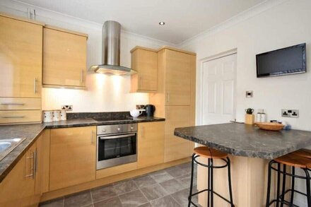 BAY VIEW, family friendly, country holiday cottage in Amble