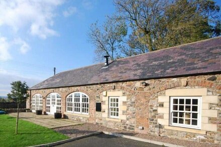 LAPWING COTTAGE, pet friendly, country holiday cottage in Bamburgh