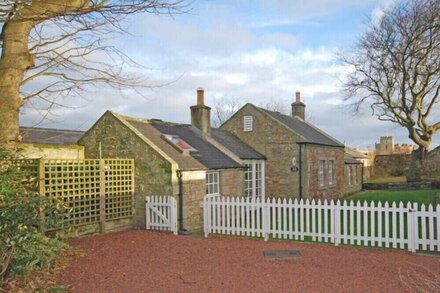 GLEBE COTTAGE, pet friendly, country holiday cottage in Bamburgh