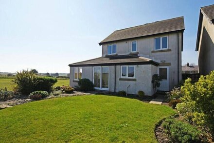 BEACH VIEW, family friendly, with a garden in Seahouses