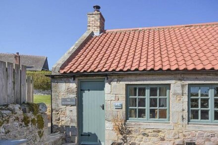 THE BLACKSMITH'S, pet friendly, character holiday cottage in Bamburgh